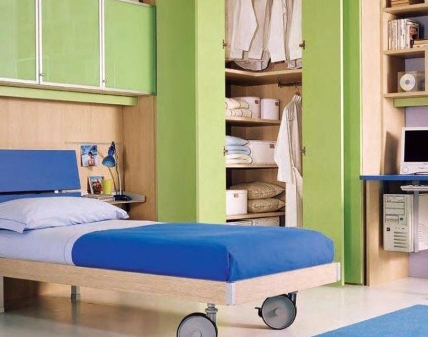 Soluzioni per organizzare gli abiti dei ragazzi: cabina armadio ad angolo per le camerette