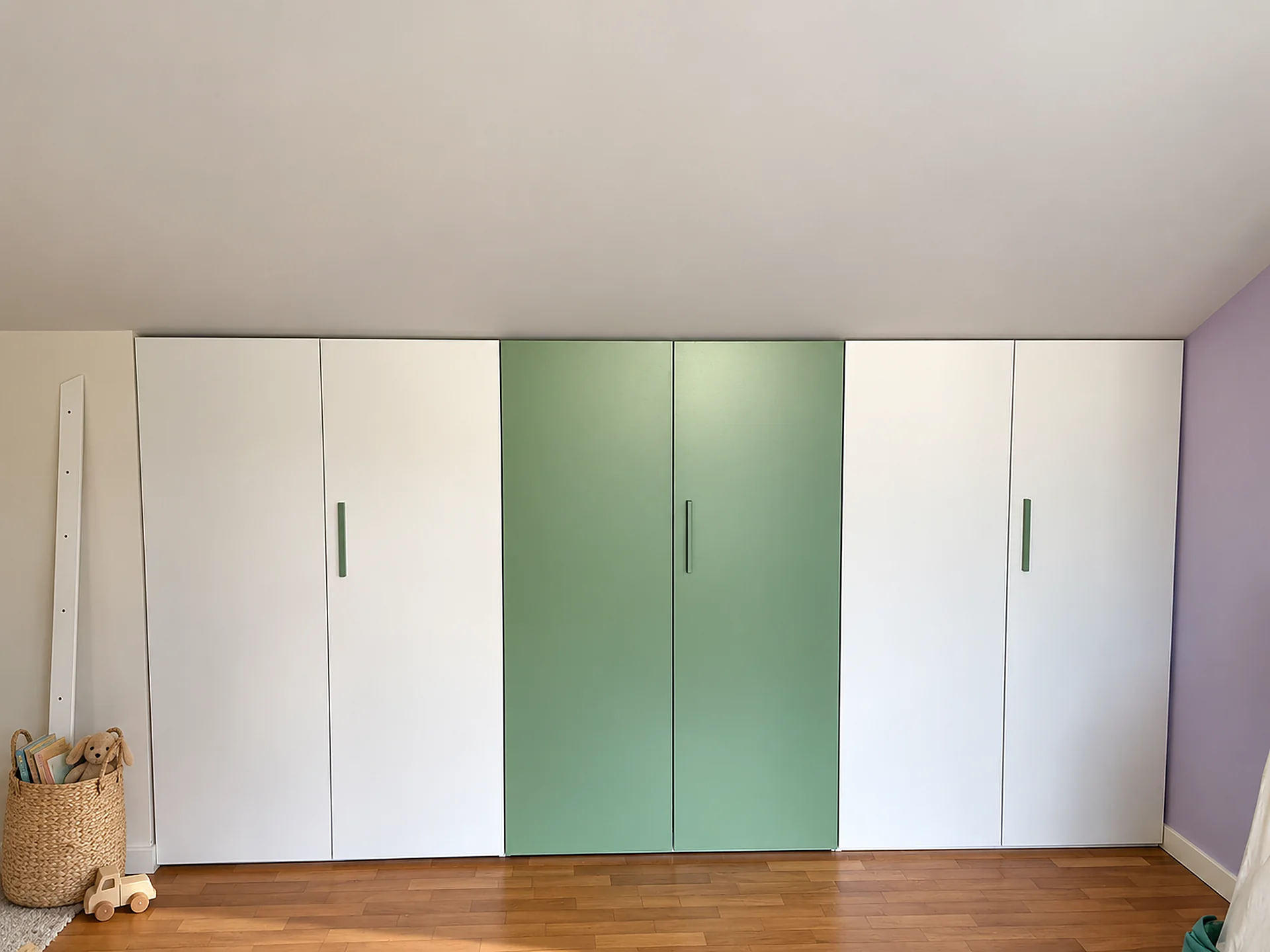 spazio-per-vestiti-e-biancheria-una-scrivania-una-libreria